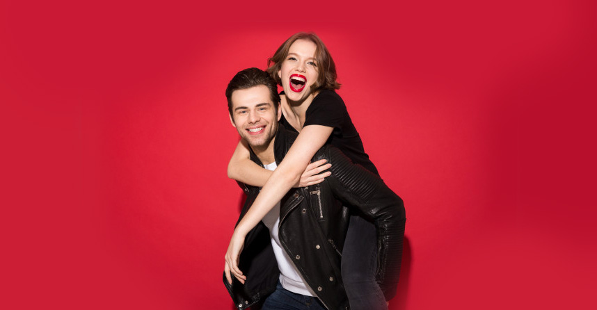 imagem com fundo vermelho e um casal posando para a foto